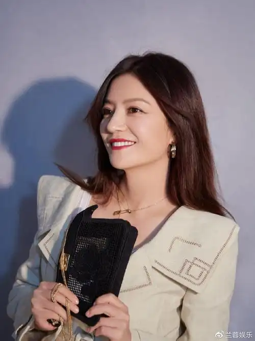 赵薇私下比在央视还美小燕子梳麻花辫穿t恤素颜眼睛超大