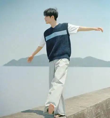 原创肖战赤脚海边照,这是什么治愈系宝藏男孩!太上头了