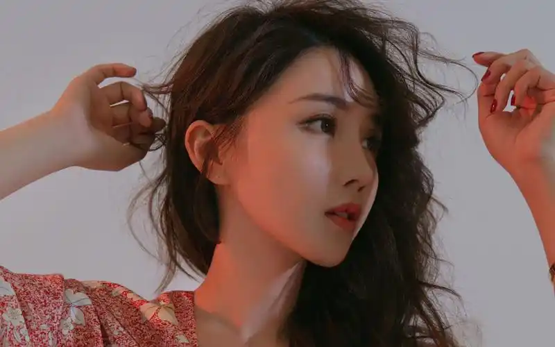 高冷长卷发御姐美女人像桌面壁纸下载