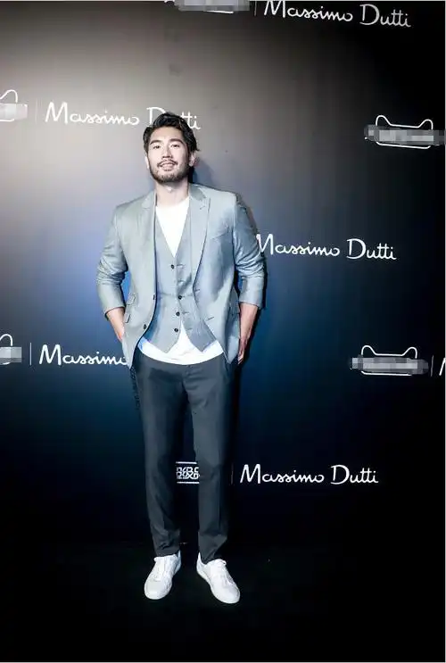 高以翔重操模特旧业,西装革履气质不凡,看大佬走秀才知什么叫帅