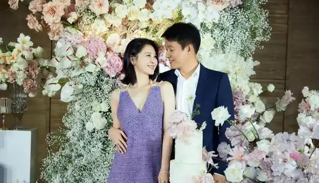 佟大为老婆晒全家福三个孩子露脸像爸爸俩女儿身高均超一米七