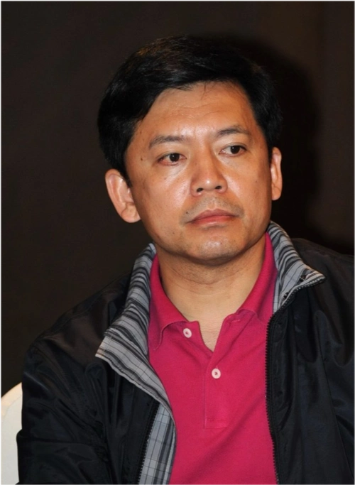 国家级演员何政军为啥结婚多年无绯闻看到他妻子是谁就明白了