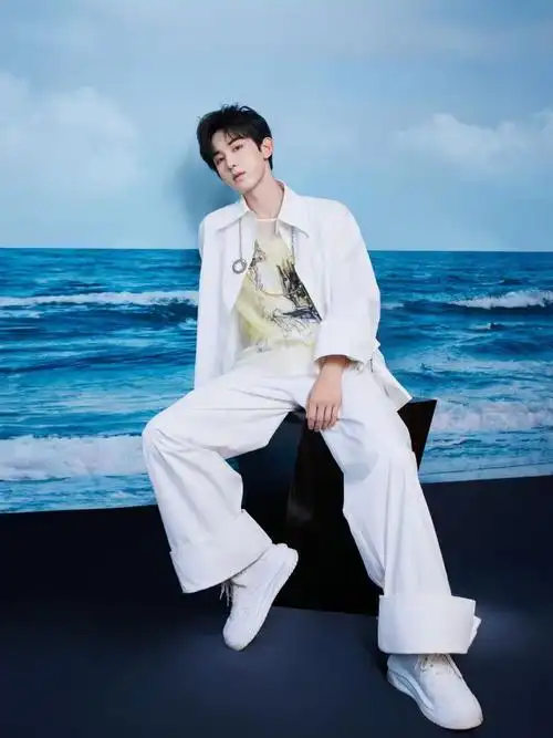 就这么水灵灵的发现郭俊辰巴掌脸了,一只小手挡住脸就没🉐分,从没想