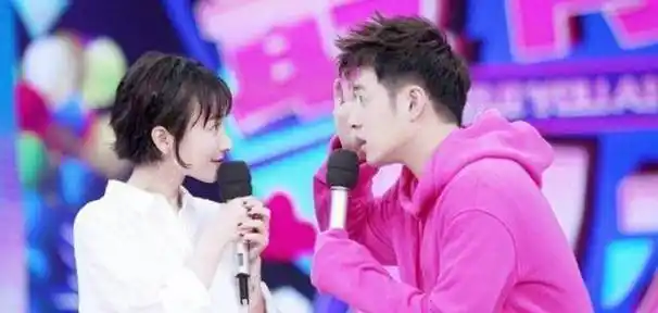 无论吴昕和郑恺是否恋爱,作为公众人物,在舞台上耀眼的光环背后,他们