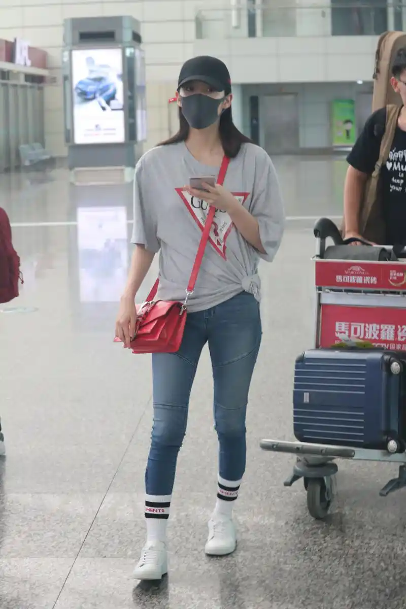 女艺人欧阳娜娜早期机场照片,看得出,那时候的欧阳娜娜还是一脸的青春