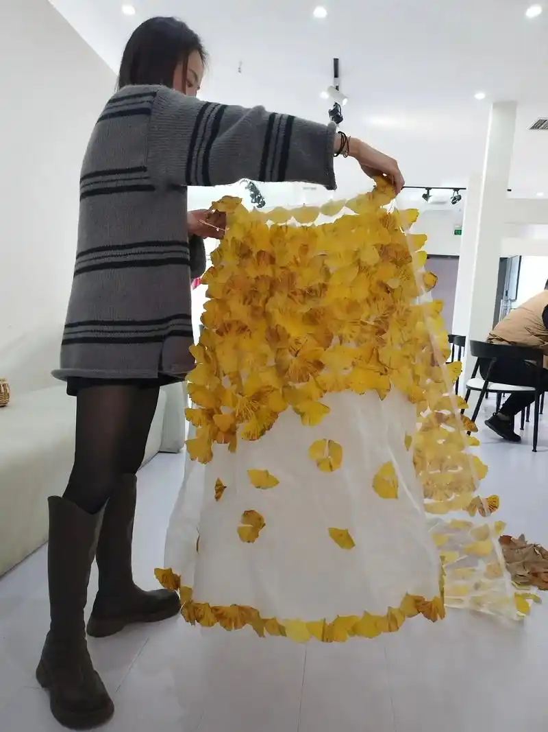 妈妈加班为幺儿做的走秀树叶衣服.歌是她幺儿喜喝的歌 - 抖音