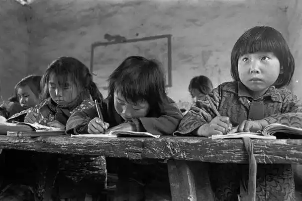 善良小英雄:一个贫穷小孩捡到100元的感人故事