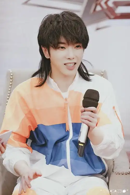 华晨宇〕狼尾卷自拍,你没见过的狼尾花(华晨宇图片)