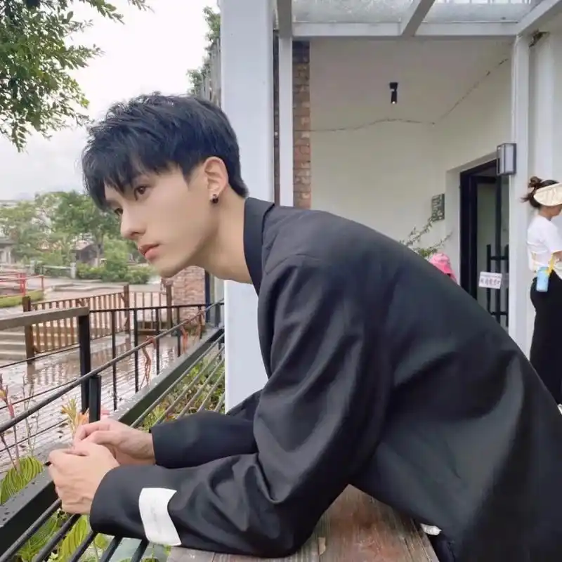 阳光帅气 #真人男生头像 #帅爆了 #喜欢的双击加关注 - 抖音