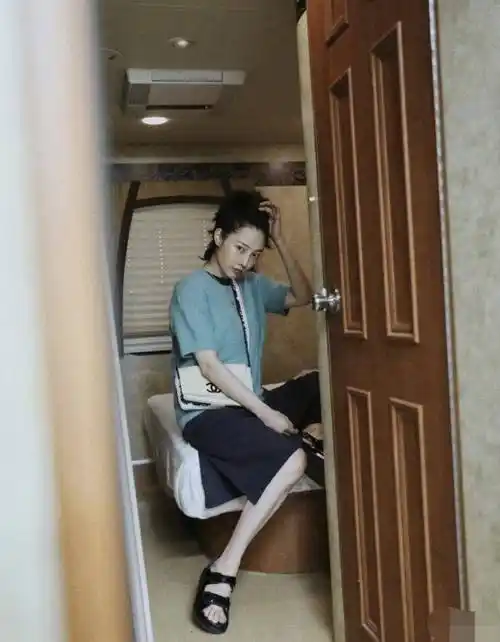 白百何彻底放飞自我,打扮随意接地气,离开陈羽凡气质变化大_生活_照片