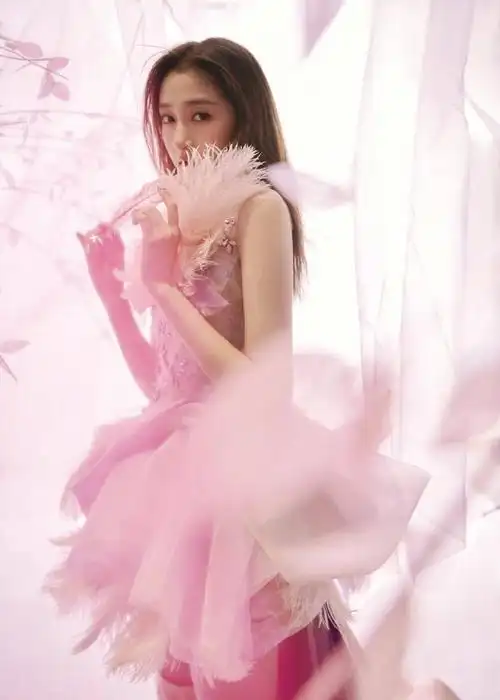 关晓彤粉色花瓣造型柔美惊艳