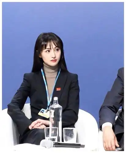 郑爽联合国美照曝光,西装凸显纤细身材,却被嘲鼻子不协调?
