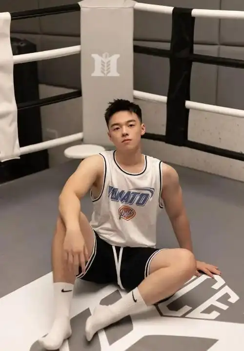 18岁的肌肉"小奶狗"弟弟,男孩子都这么可爱了?