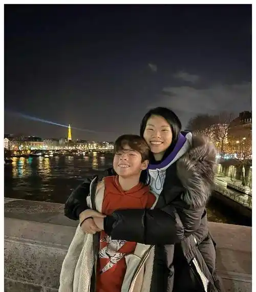 吕燕一家三口难得同框,12岁混血儿子近照曝光,颜值出众!