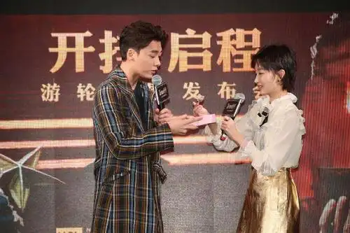 李易峰和周冬雨动物世界媒体群访格子风衣装送高考祝福