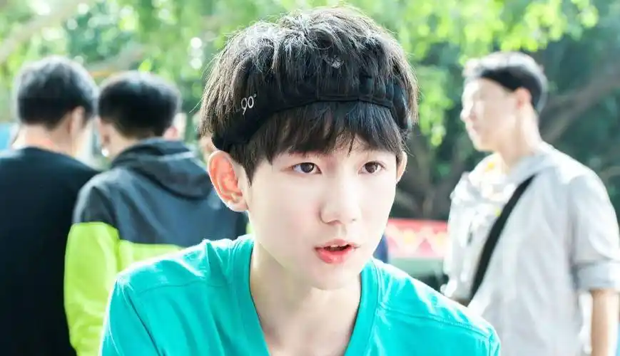 "女版王源"可盐可甜,日常私服变街头小辣妹,怪不得人气这么高_造型