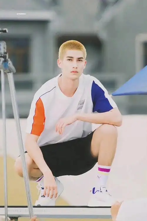 求寸头米卡的帅照