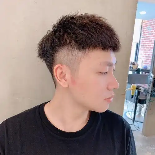 男生"两边铲光"发型清爽帅气,2020夏天这样剪,你就是最靓的仔