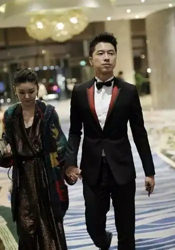 15岁童星出道,与相恋7年男友结婚,十几年如一日被老公宠爱