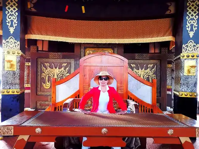 庄严的军中大帐内,坐着我们肃然起敬的威武可汗.