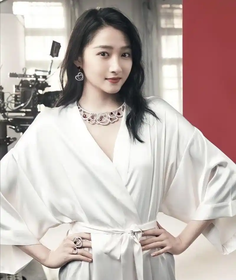 关晓彤代言珠宝品牌宝石项链精致亮丽丝质衬衣凸显轻熟感