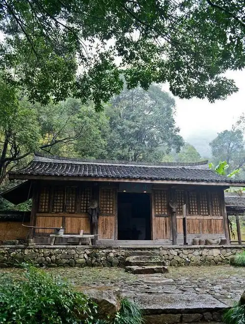 夫妻隐居深山多年孩子从来不和陌生人见面连糖果都不认识