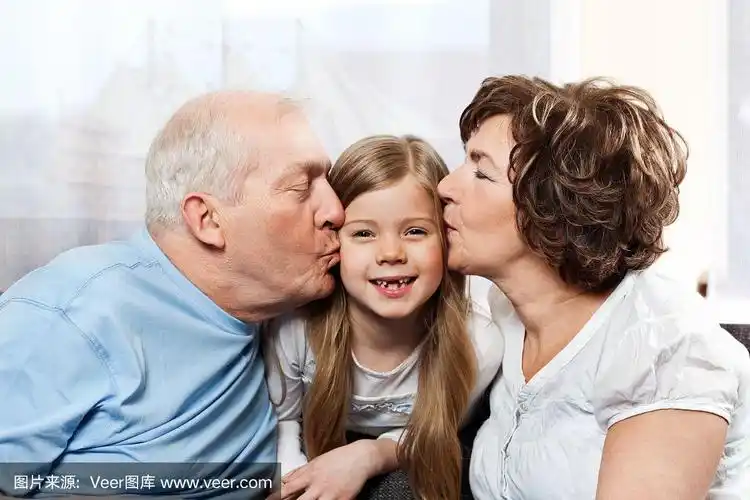 快乐的爷爷奶奶给孙女一个吻