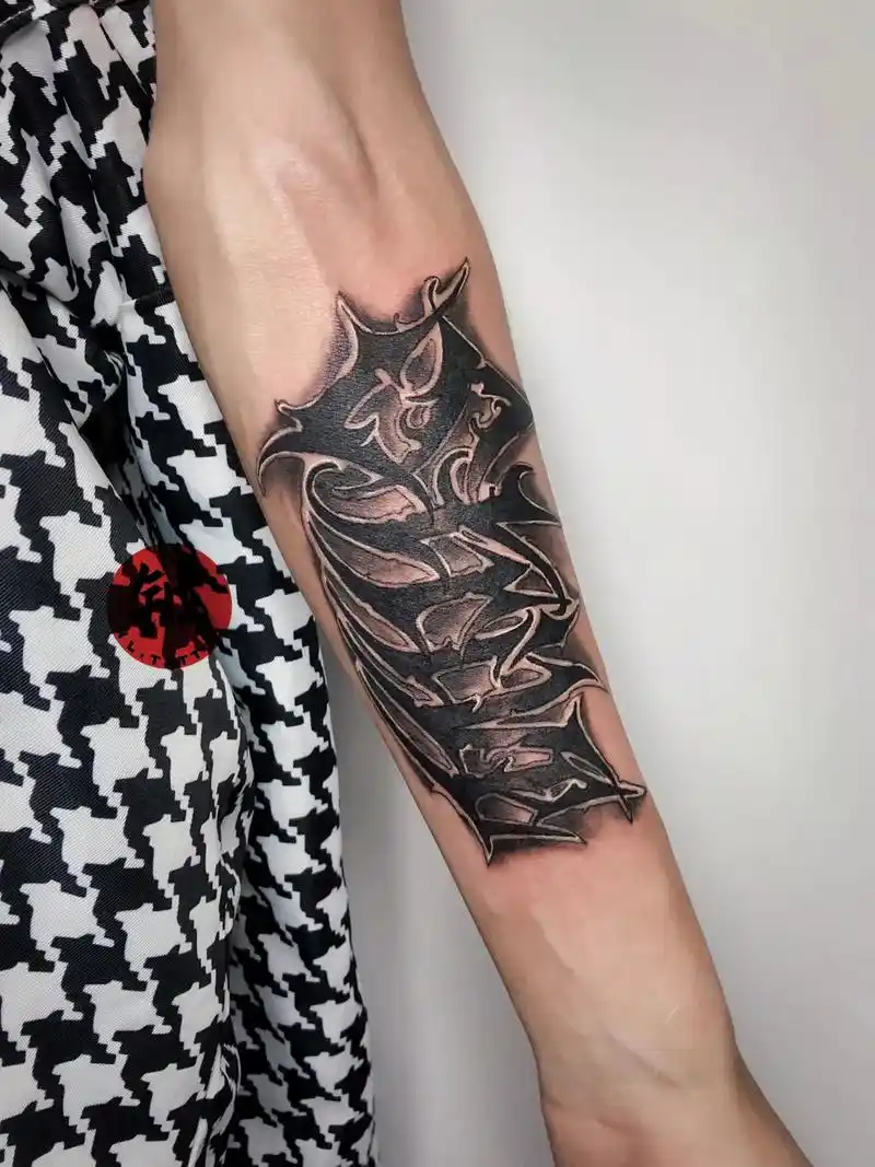 《努力》今天来一个小作品,花体英文#纹身 #tattoo # - 抖音