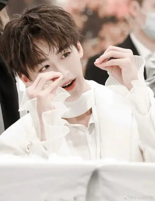 何洛洛又帅又可爱,少年感满满!古装造型很现代装好不一样!