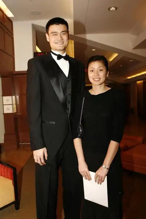 姚明女儿又长高,12岁高1米8,国籍问题引争议,网友:姚明生二胎