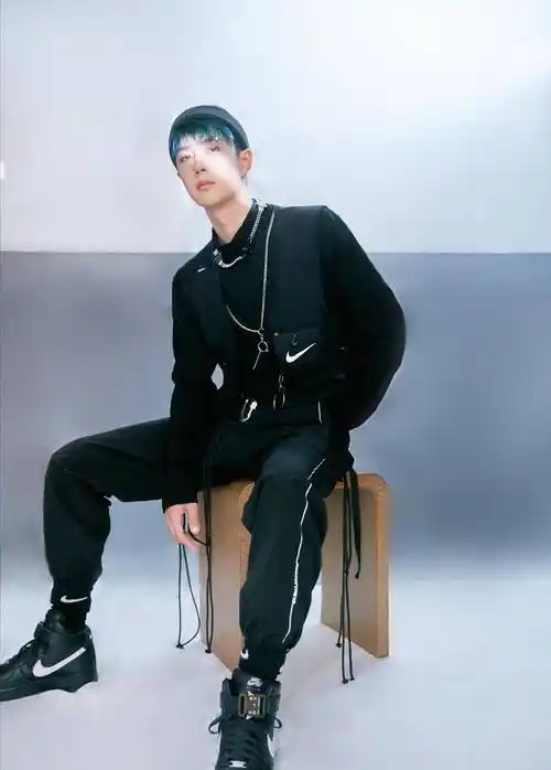 王一博又搞发型!