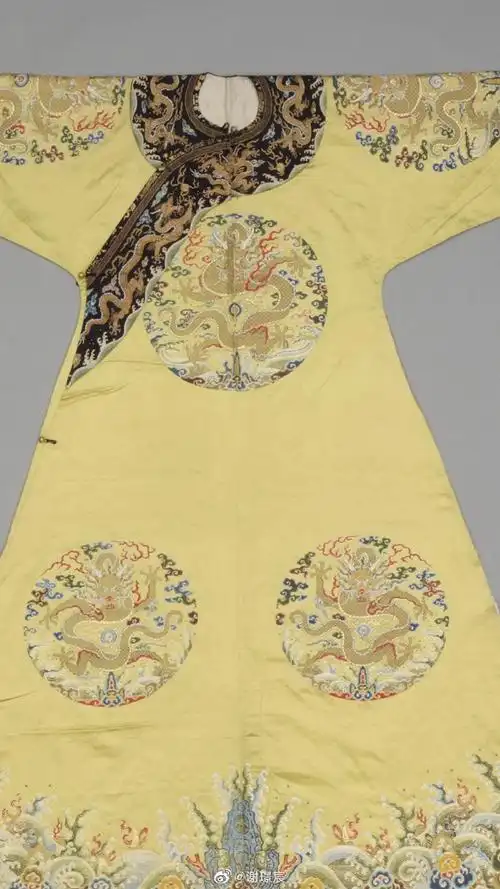 「故宫博物院藏三件清雍正八团女龙袍」桃红色八团彩云金龙纹妆花纱女