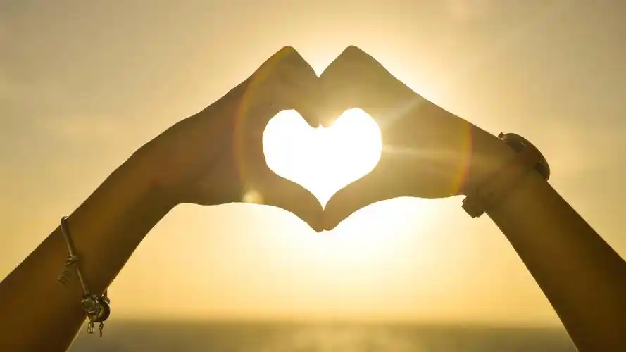 对着太阳比心图片1920x1280分辨率查看