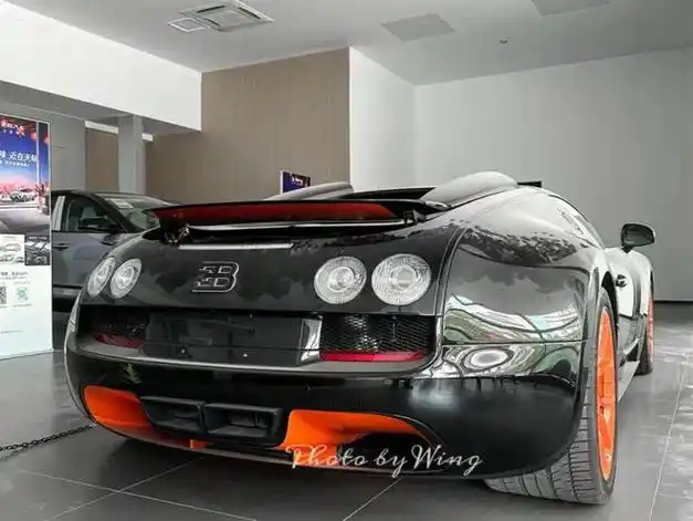 停上海吃灰的布加迪,首任车主开了一千多公里,赔了2100万