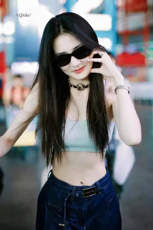 徐璐机场露腰大秀马甲线,拎爱马仕戴劳力士手表,名副其实小富婆_背心