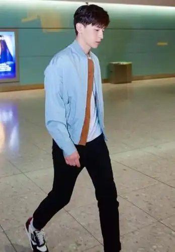 邓伦穿"毒液裤"引领潮流,胖子穿都很帅,超有时尚范!