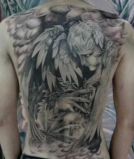 满背男士霸气的纹身天使图案