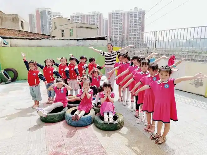 东关办童心梦幼儿园2020年大班女生毕业照