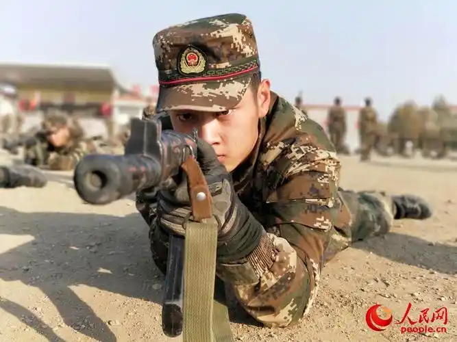训练中,从新战士坚定的眼神中可以看出,他们已经慢慢向一名合格军人