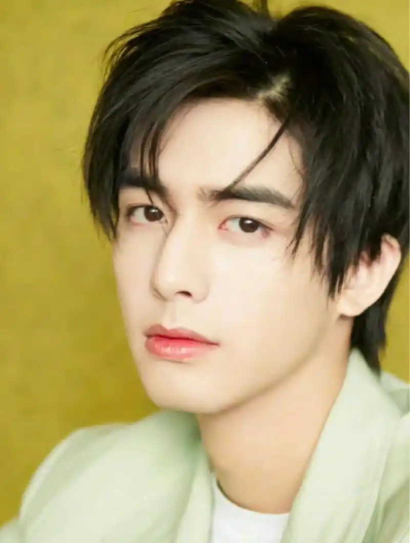 day14-宋威龙 78宋威龙,1999年3月25日出生于辽宁省大连市,中国内地