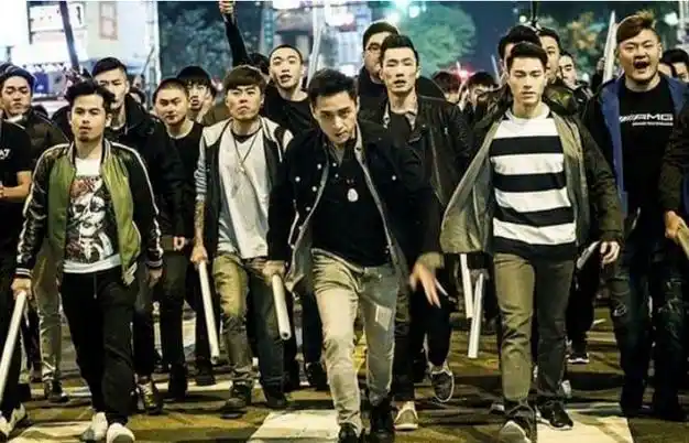 几个长得人高马大,气质凶悍的"大哥哥"出现,帮助张安乐打跑了混混