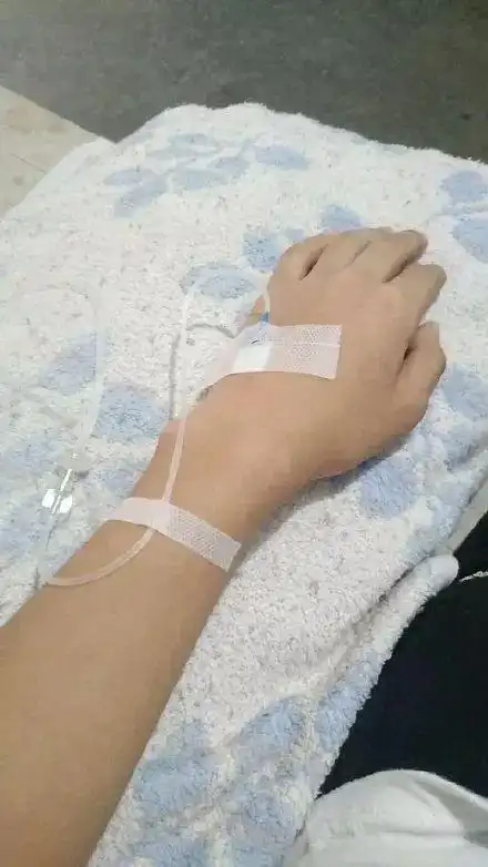 女生输液照片,请假专用