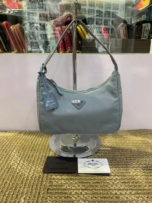 prada普拉达hobo雾霾蓝降落伞布面腋下包