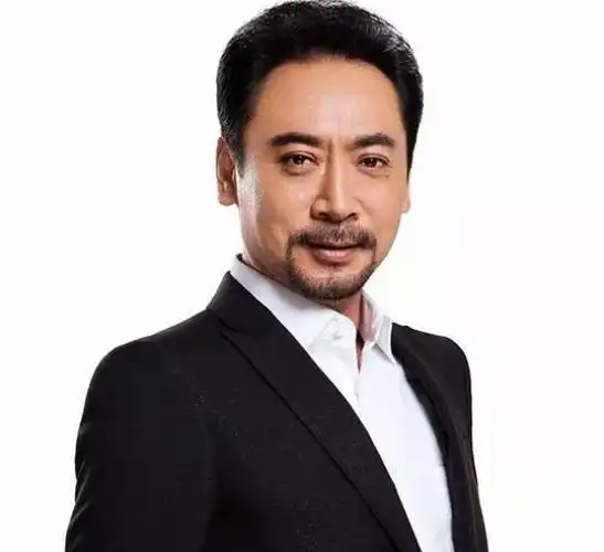 刘劲近照发福现小肚腩背手站立气势足被冯巩夸貌若潘安