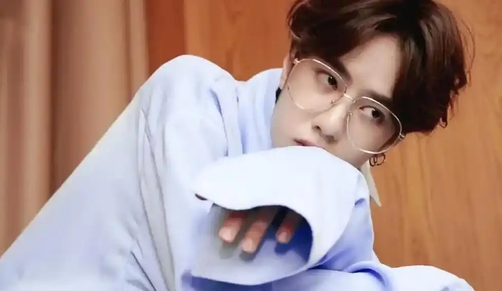 哇哦~一博戴眼镜帅呆了!禁欲系男神959595#王一博 #博 - 抖音