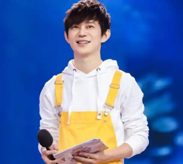 宋茜"女性用品"不小心从口袋掉落,何炅一句话缓解难堪,情商真高_反应