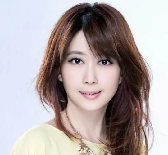 她被誉为风靡80后十大女歌手之一,90年代歌坛的玉女掌门