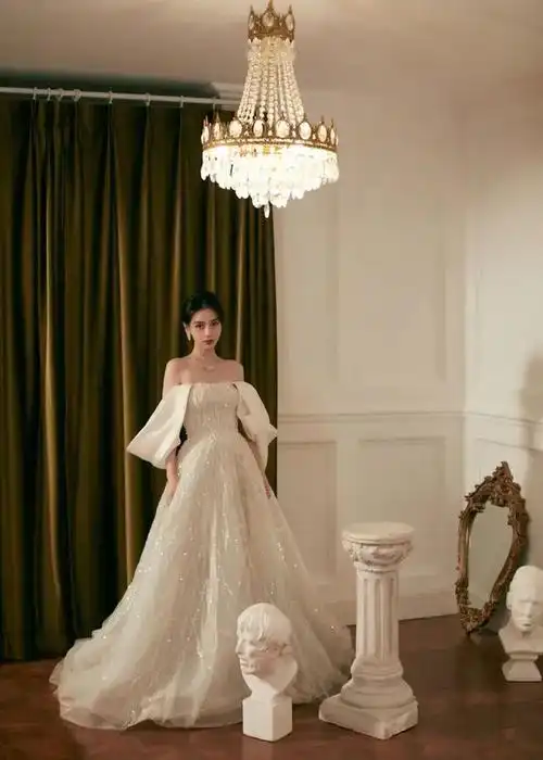 2月1日,离婚后的baby首次露面,并且登上了北京春晚.