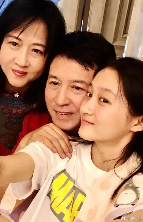 分享一家三口照片,照片中,关晓彤素颜出镜,和爸爸妈妈享受新年假期