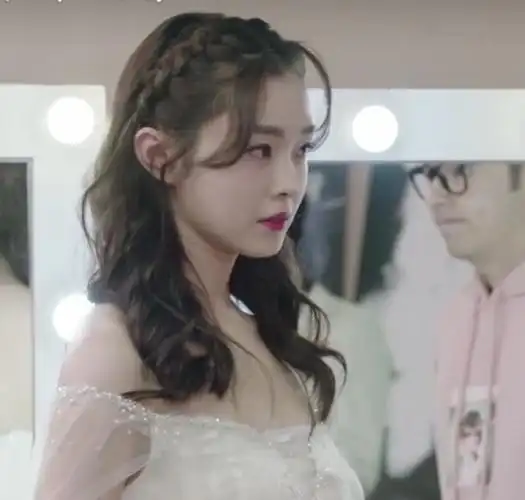 老夫来个自截. ——来自《逆袭之星途璀璨》——宋轶